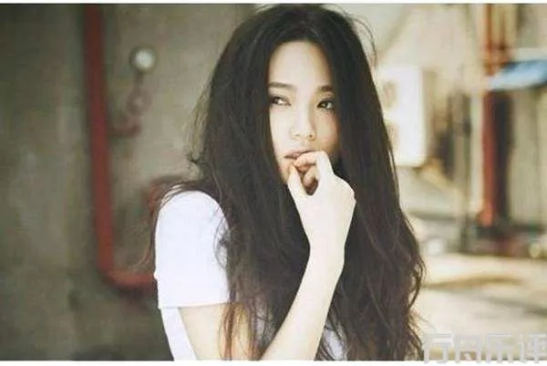 行舟乐评:80后新生代音乐人任然,火不起来的治愈系女歌手