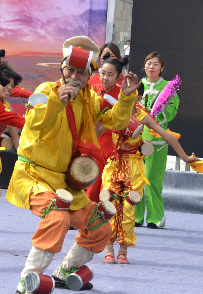 年近八旬老汉身戴八个花鼓,跳跃蹦跶打花鼓,实属不多见