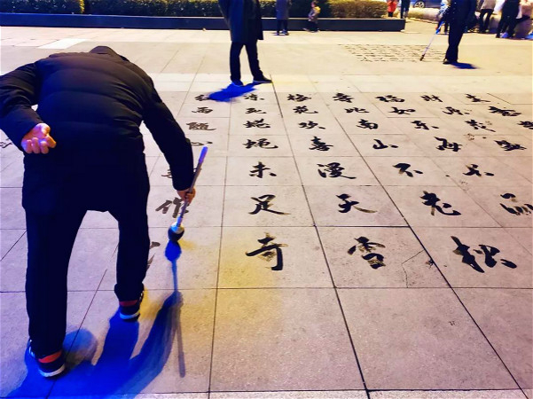 从没学过书法,70岁大爷写“地书”堪比田蕴章!专家:没艺术性