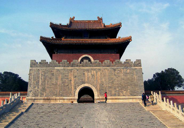 直击光绪皇帝陵墓：下葬不久就被盗掘，考古挖开后有一个喜发现