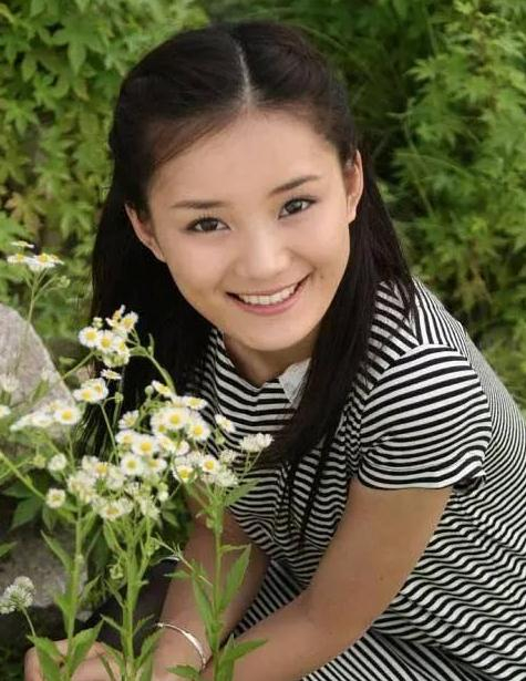 34岁馨子近照,事业上升期选择放空自己,如今美得清秀脱俗