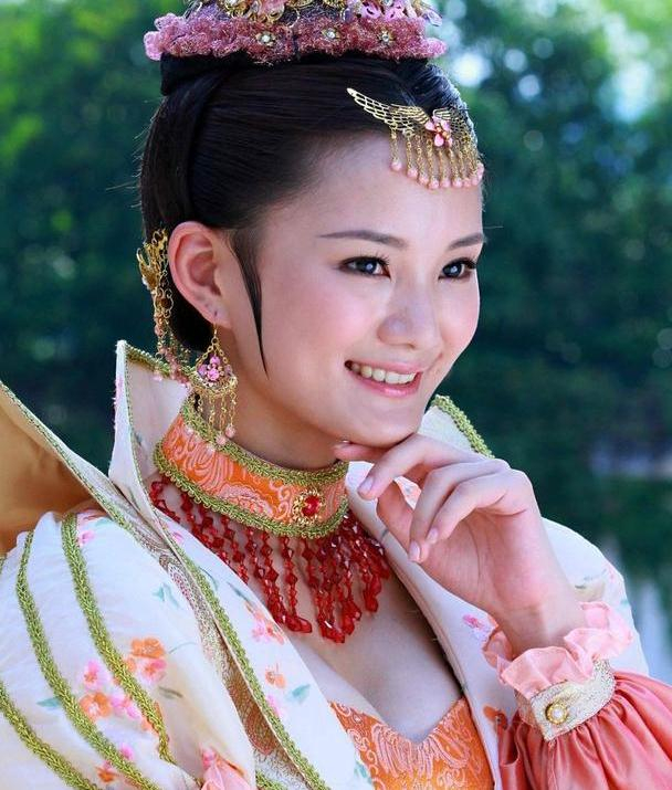 34岁馨子近照,事业上升期选择放空自己,如今美得清秀脱俗