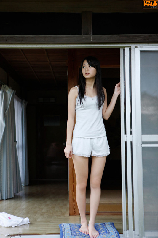 日本嫩模高田里穗制服写真,眉清目秀