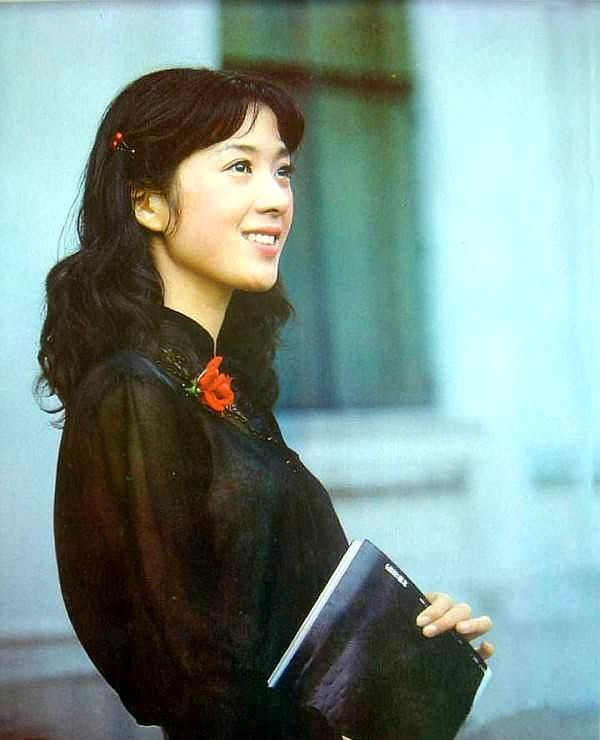 龚雪,昔日美女电影明星,年轻时美丽动人,如今64岁的她依旧优雅