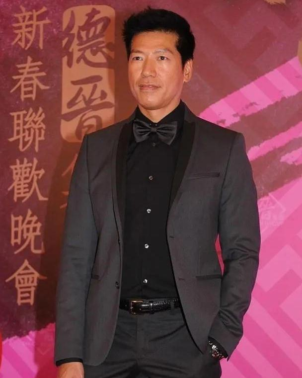 56岁张耀扬近照,与小25岁女友罕见秀恩爱,已视对方为结婚对象