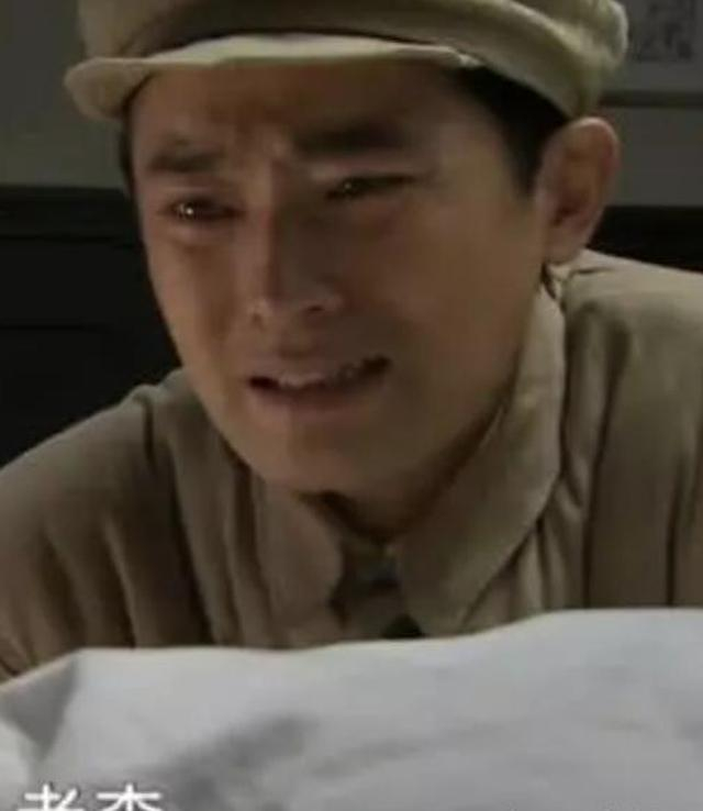 亮剑对比，新版李云龙开炮变投降，赵刚越哭越娘，网友：我的刀呢