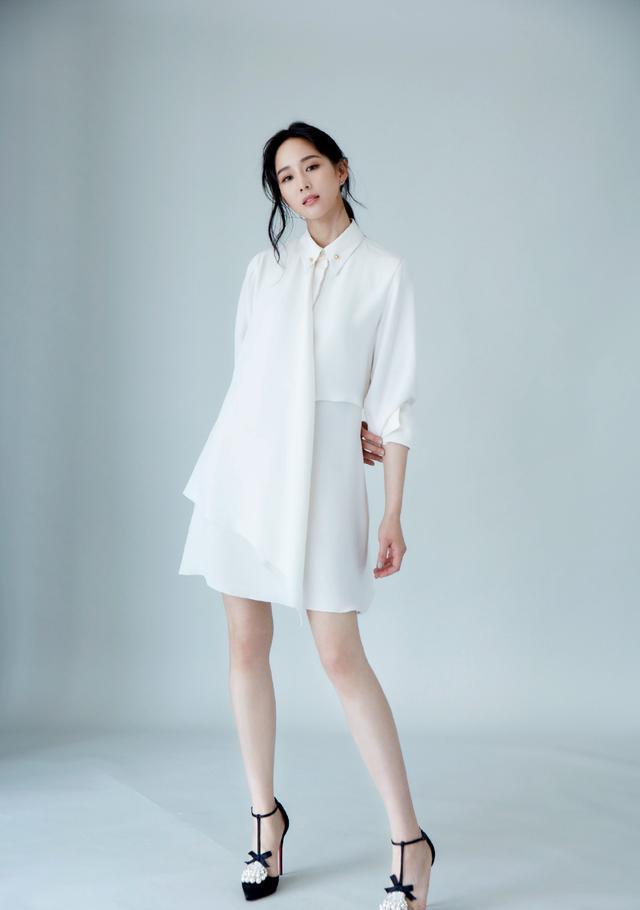 张钧甯宣传《唐人街探案3》，穿印花拼接连衣裙，大长腿吸睛十足