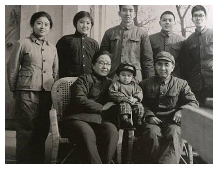 杨勇上将后人何在?儿女皆军人出身,两子都是将军