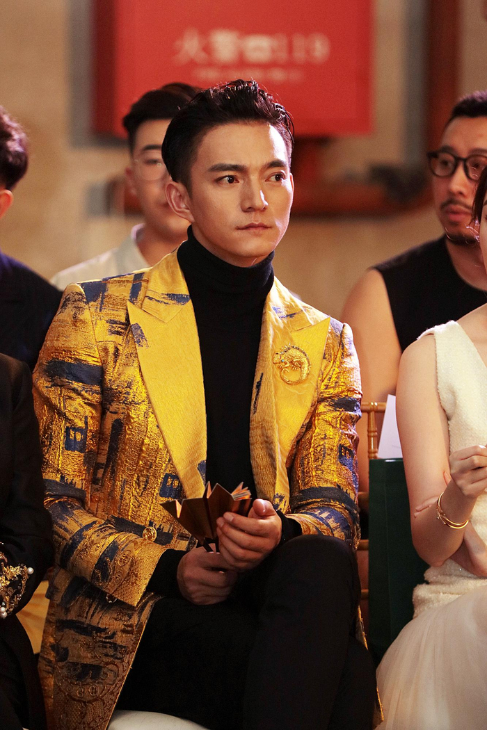 容尔甲出席秋冬大秀 金色刺绣西装尽显绅士风度