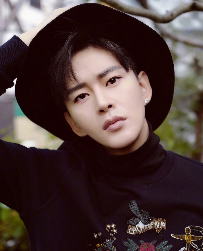 黄宥明的12张手机壁纸图1一袭白衣网友被高颜值太监圈粉了