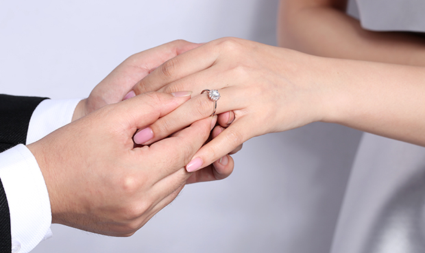 女生结婚戒指戴哪只手 结婚戒指应该怎么戴