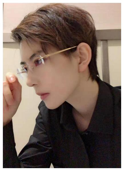 熊祁夕楼cos《伪装学渣》男主,最还原的贺朝谢俞,熊祁眼神绝了