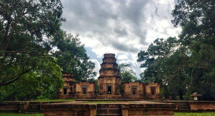 它是柬埔寨吴哥古迹中的一座印度教寺庙，塔中的砖雕非常有名