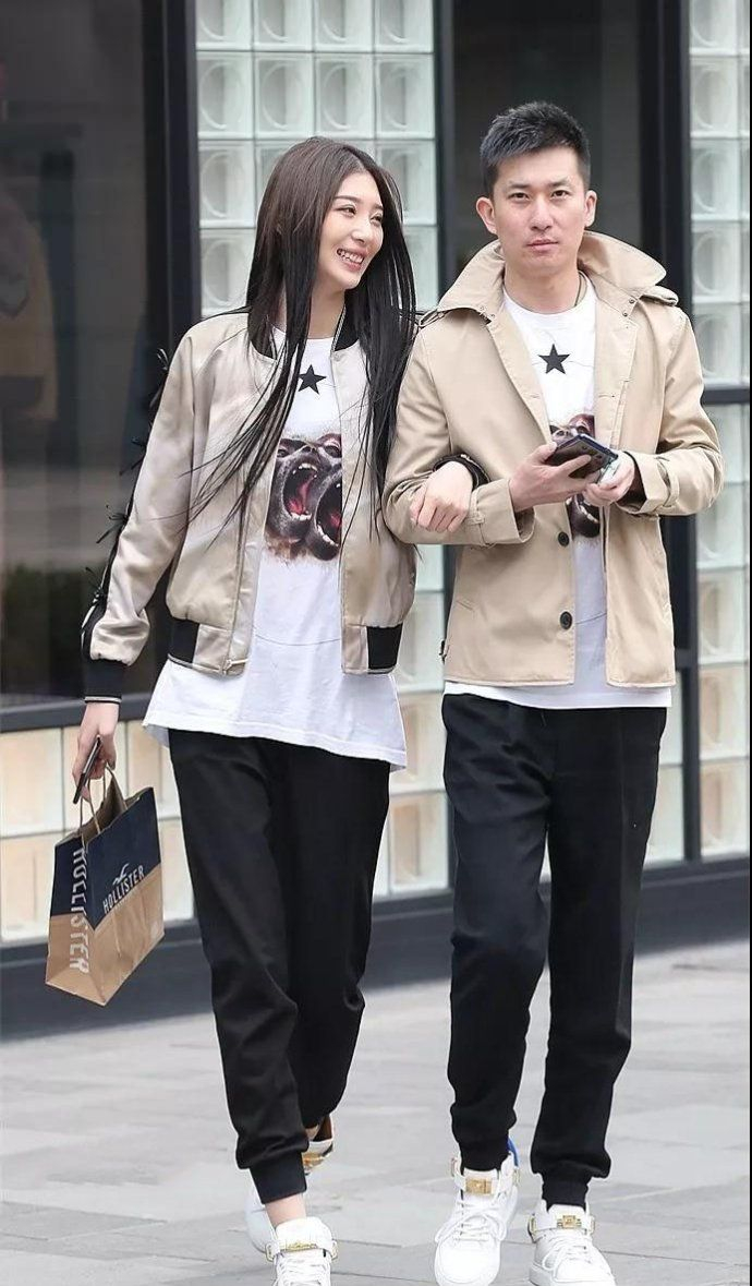 街拍:小情侣们穿搭时尚,在街头上秀恩爱,一对外国情侣最是抢眼