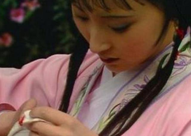 87版红楼最经典的黛玉葬花竟然是穿帮镜头?