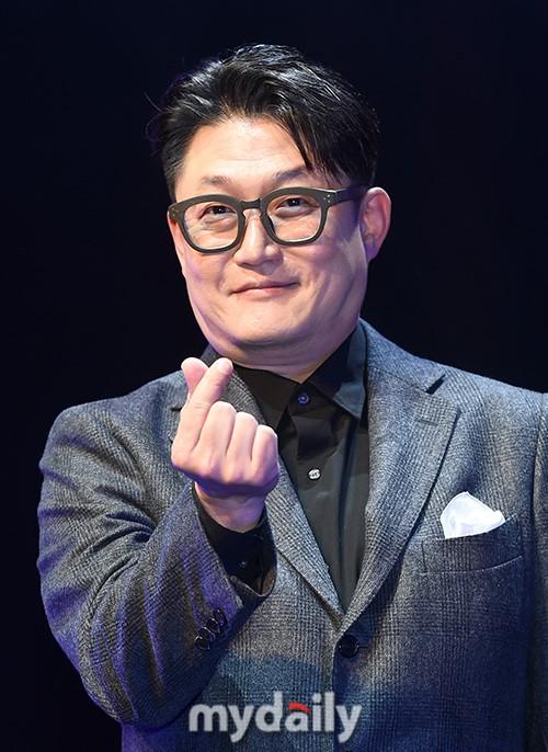 韩国歌手金贤哲首尔举行第十张专辑发布会