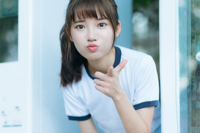 摄影分享:长相甜美的刘海美女学生