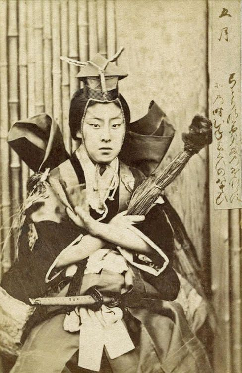 罕见的百年前日本女武士老照片，有着不一样的精神面貌