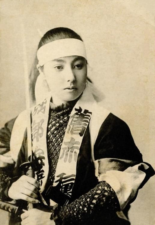 罕见的百年前日本女武士老照片，有着不一样的精神面貌