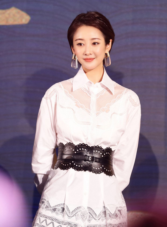 因“司理理”走红的李纯,气质好颜值高,穿啥衣服都好看!