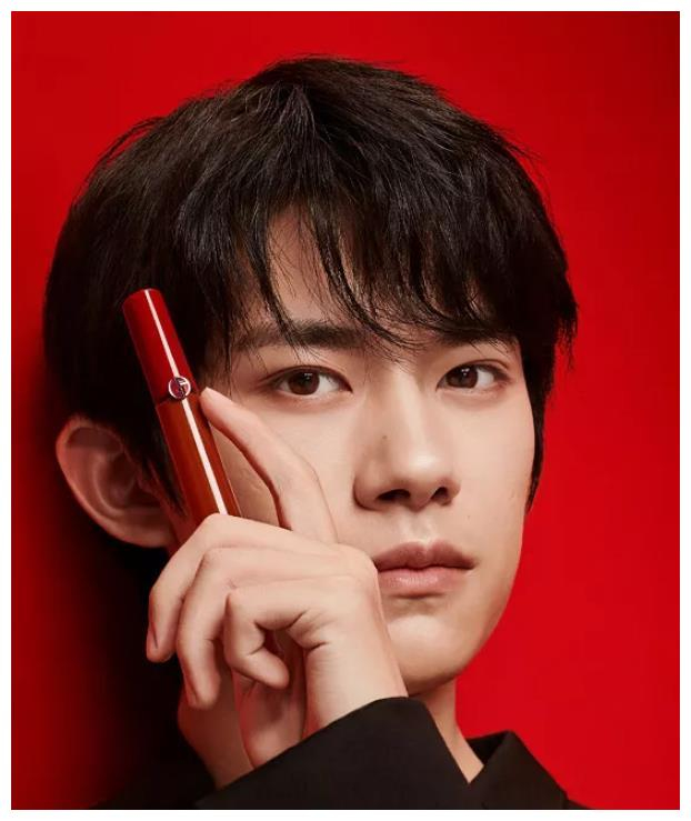 易烊千玺阿玛尼大片曝光,有谁注意他拿唇釉的手势?不愧是大佬