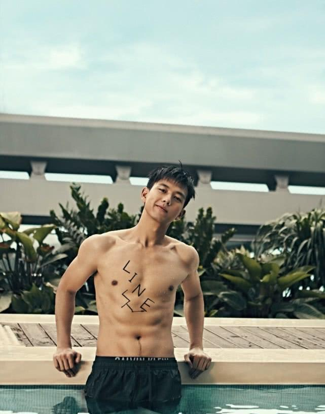 李现"腹肌照"流出,谁注意他肩上扛着啥?回家炖鱿鱼吗