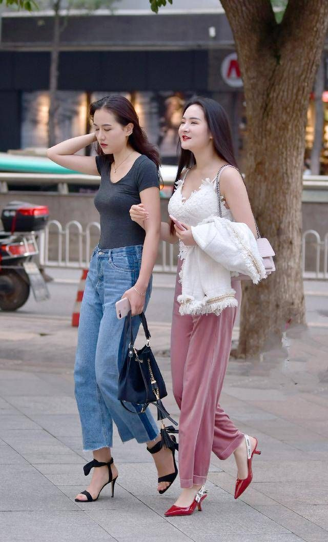 街拍:成熟女人的一身黑色修身长裙,大秀高挑优雅的身材!