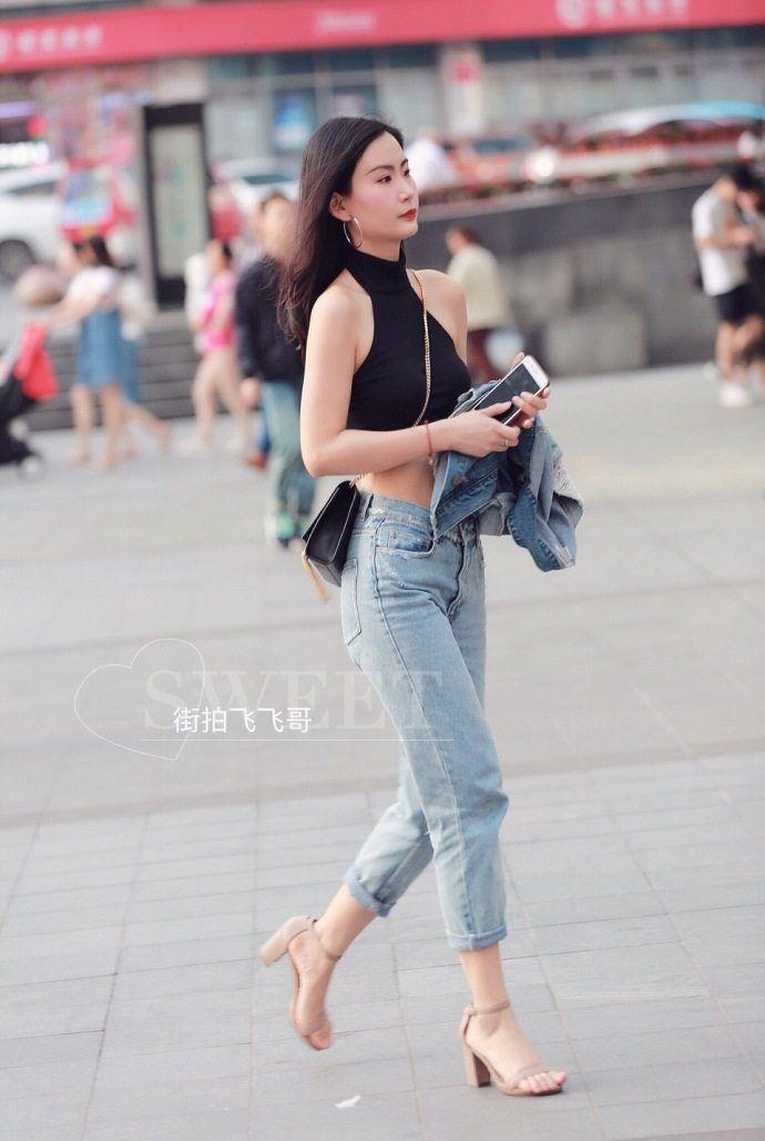 解放碑街拍：重庆女人真会穿！能露的地方都露出来，大秀好身材！