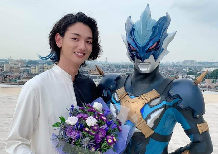 新生代奥特曼和人间体的合影令人赛罗很冷酷朝阳妹妹笑得灿烂