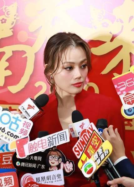 容祖儿广东春晚穿红裙露小蛮腰 郭富城穿红衣作揖拜年喜气洋洋