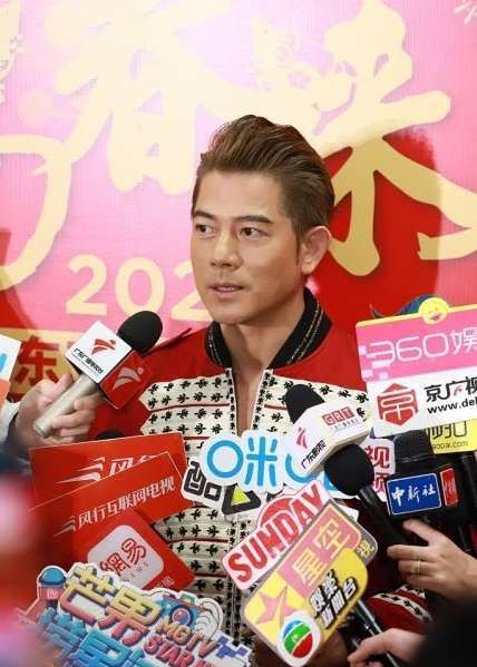 容祖儿广东春晚穿红裙露小蛮腰 郭富城穿红衣作揖拜年喜气洋洋