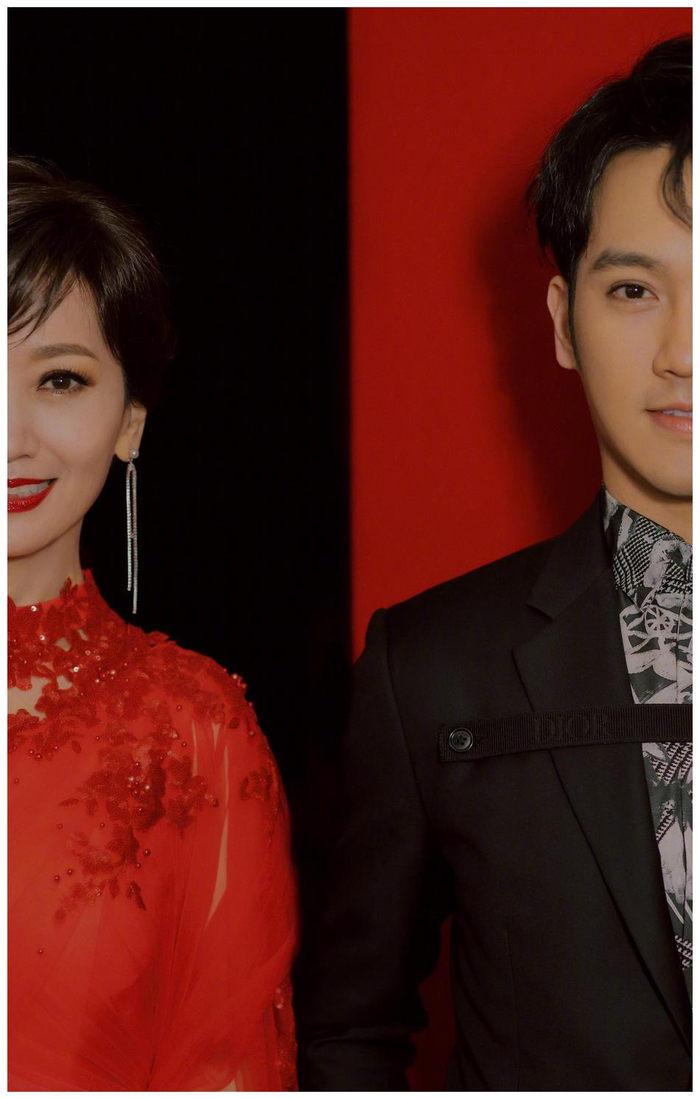高颜值!赵雅芝携儿子黄恺杰送元宵祝福 母子俩拍大片画面养眼|平安|红裙|合影|元宵节|拜年_新浪娱乐_新浪新闻