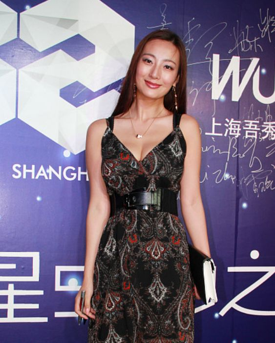 这一次是真的美，近期出席活动的王李丹妮，身材真棒！