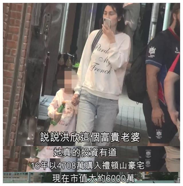 久未露面的张丹峰罕见同老婆洪欣合体，张丹峰全程拎包好乖巧