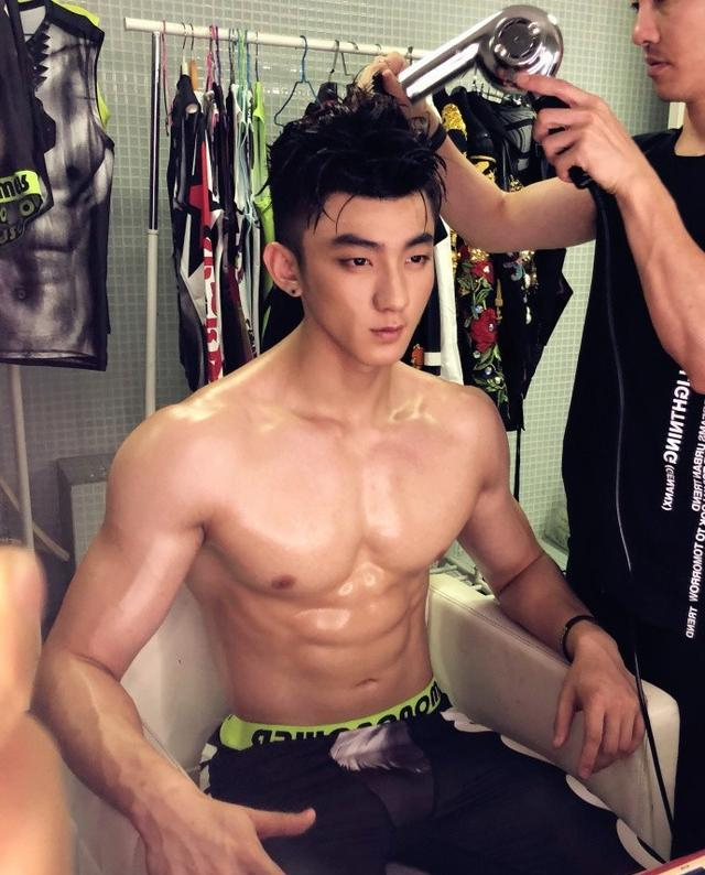 三分于小彤七分黄子韬,明明可以靠颜值吃饭,偏偏吃苦健身练肌肉