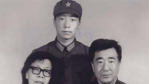 航天英雄杨利伟的老照片,和父母的合影,他一直放在身边!