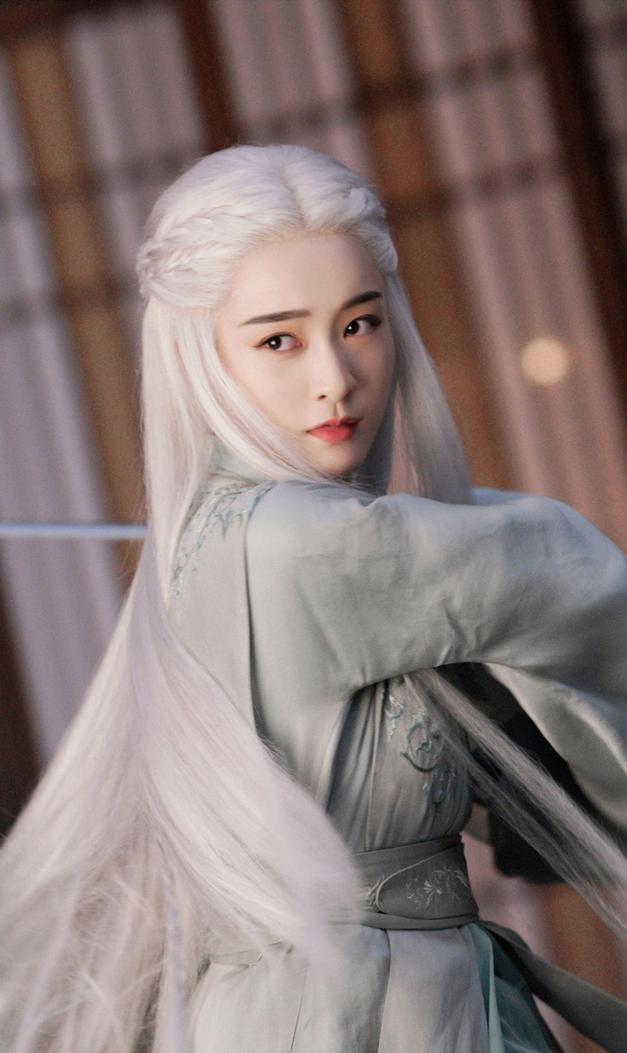 张雪迎热剧《白发》中的白头发剧照，小仙女喜欢吗？