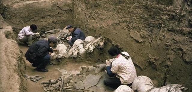 为什么不敢挖秦始皇墓，军方1973年真发现他还活着？