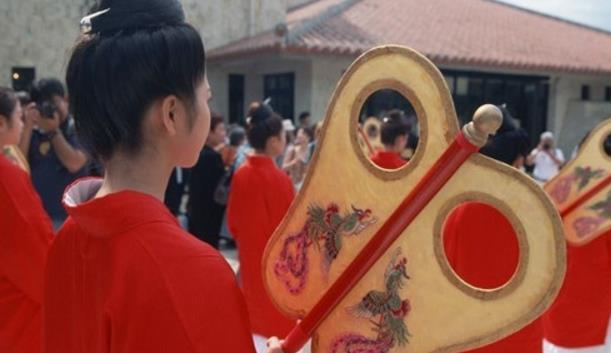 古代皇帝外出时，随从太监和宫女为何举着2个大扇子，是要扇风？|皇后_新浪新闻