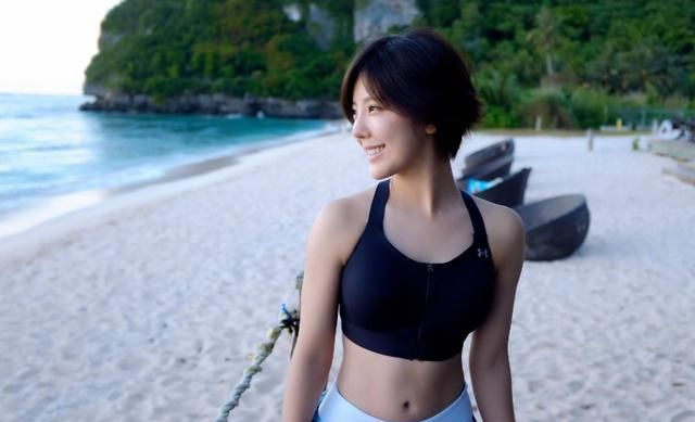 赵奕欢穿"吊带液体裙"火了,镜头拉近后,网友:妙不可言