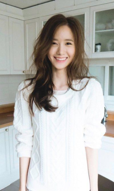 林允儿清纯浪漫作为韩国少女时代偶像，引领时尚潮流，氧气少女