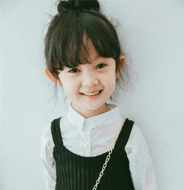 小小桃(何昕芮饰演),在剧中的表现真的是萌化了我们的心,剧中小小桃老