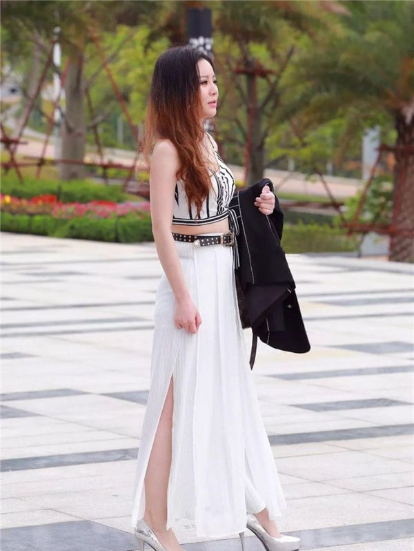 街拍：妩媚动人的美女，含羞穿搭白裙，一犟一笑迷倒一片路人！ 