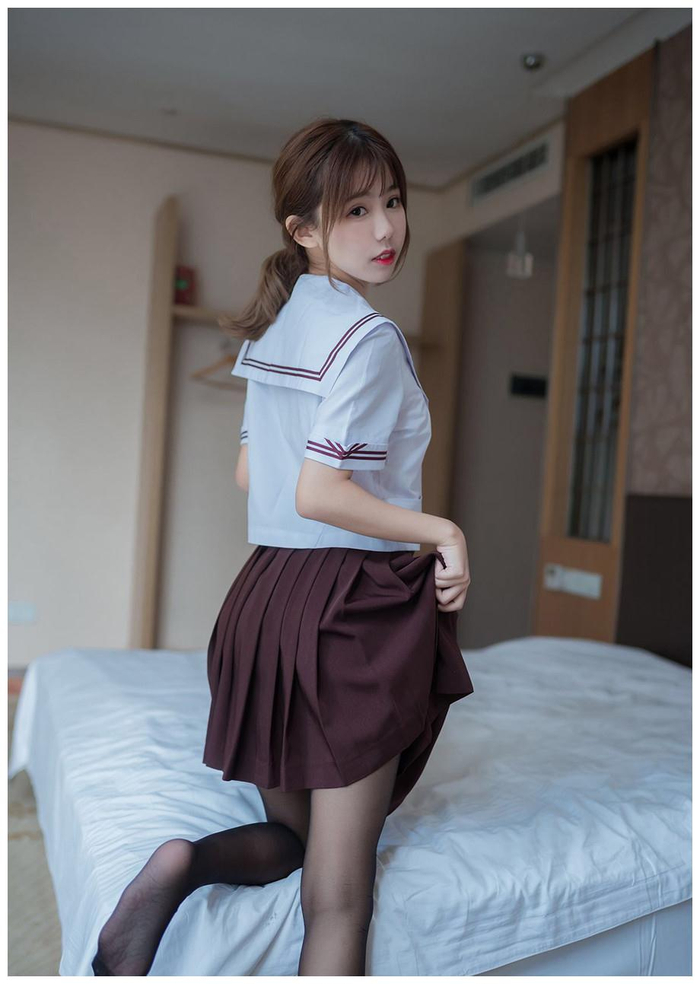 娇小可爱小脸齐刘海美少女制服短裙丝袜写真图片