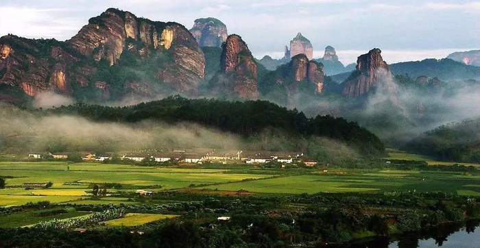 群峰百态争斗艳,韶关丹霞山,赤壁丹崖,奇岩怪石,惊叹鬼斧神工