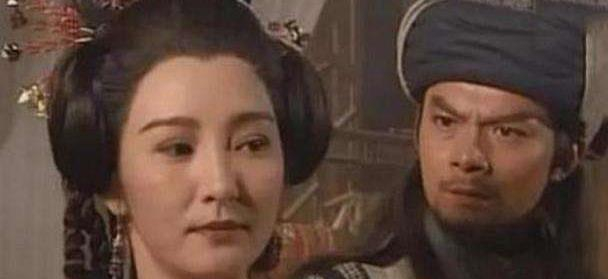 康敏是如何一步一步陷害乔峰的，她为什么要那样做？