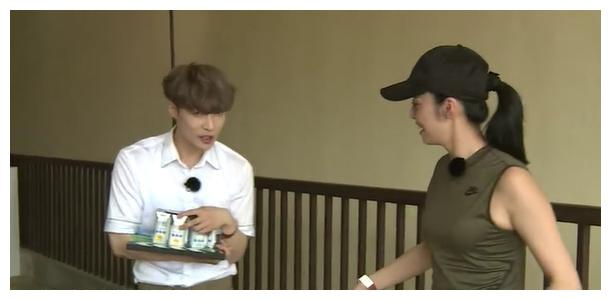 王珞丹和黄磊一组,孙红雷和张歆艺一组.凄惨的小猪罗志祥不就落单了?