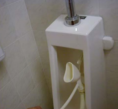 实拍褒贬不一的女性站立式小便池,美国女性的反应让人哭笑不得