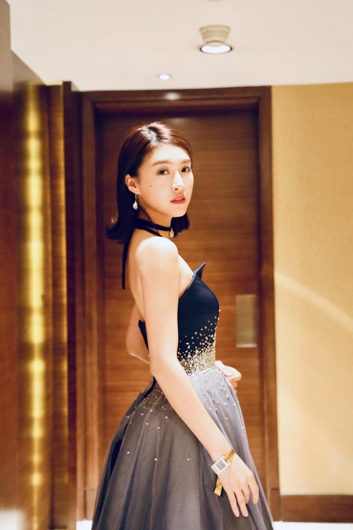杜雨宸亮相时尚盛典 蓝色镶钻纱裙超甜美