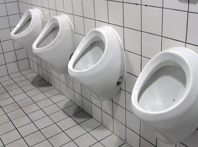 实拍褒贬不一的女性站立式小便池,美国女性的反应让人哭笑不得